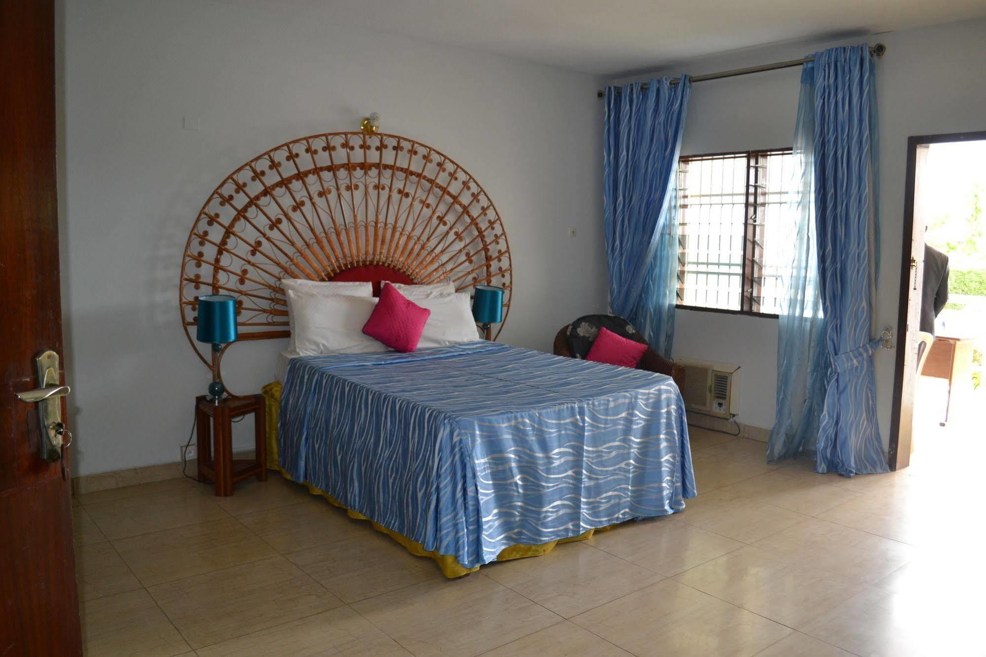 Hotel Azur ยาอุนเด ภายนอก รูปภาพ