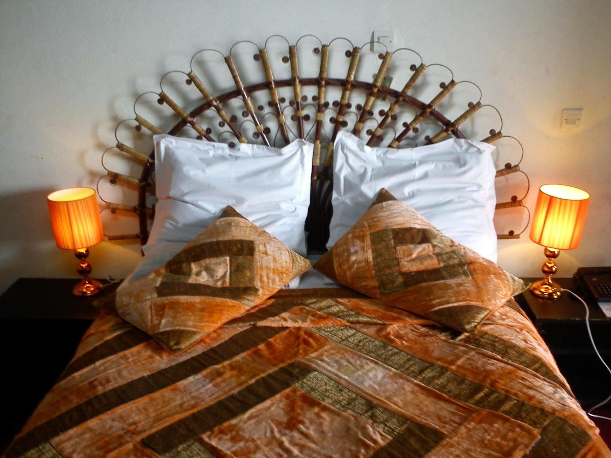 Hotel Azur ยาอุนเด ภายนอก รูปภาพ